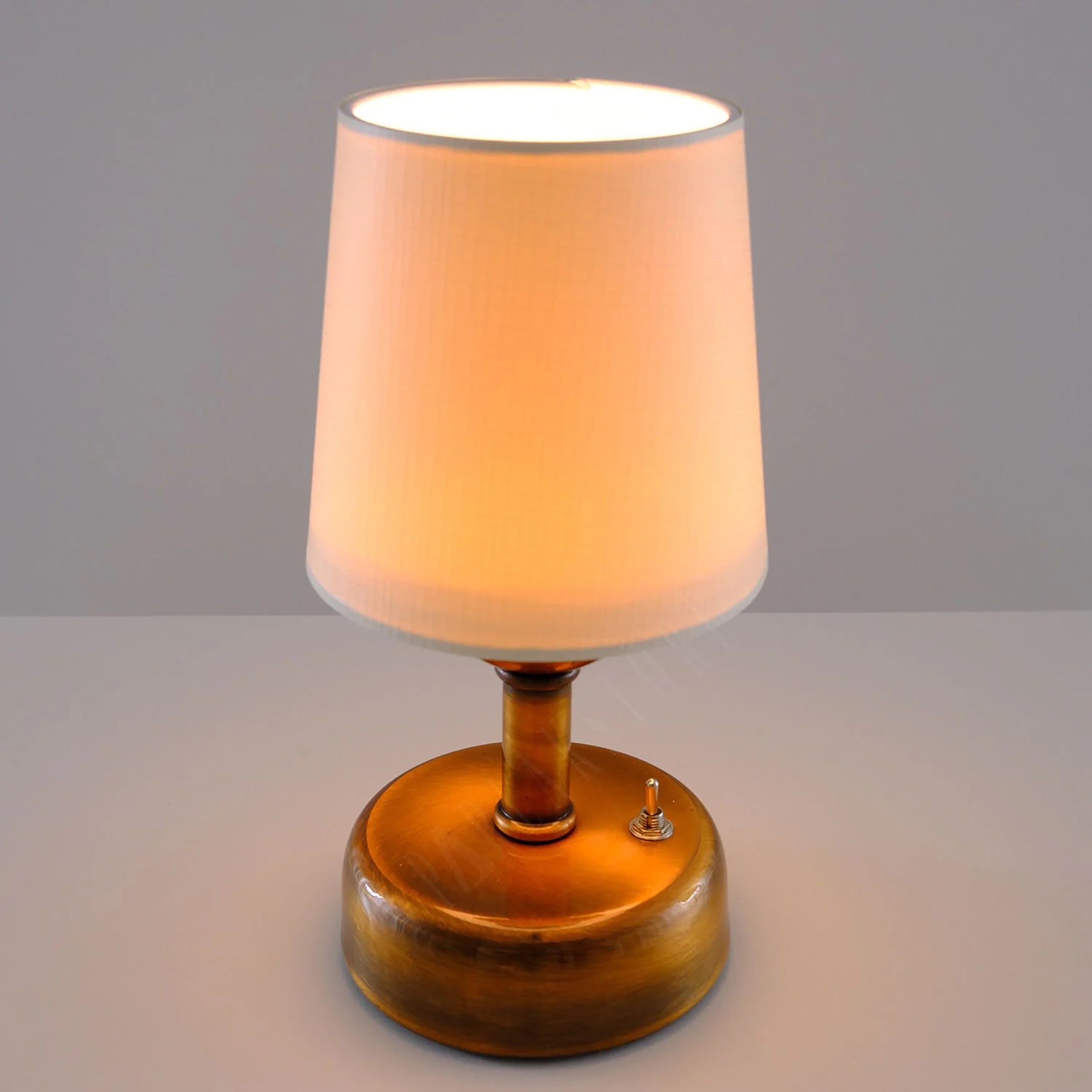 Stylish Retro Battery Operated Wireless LED Table Lamp