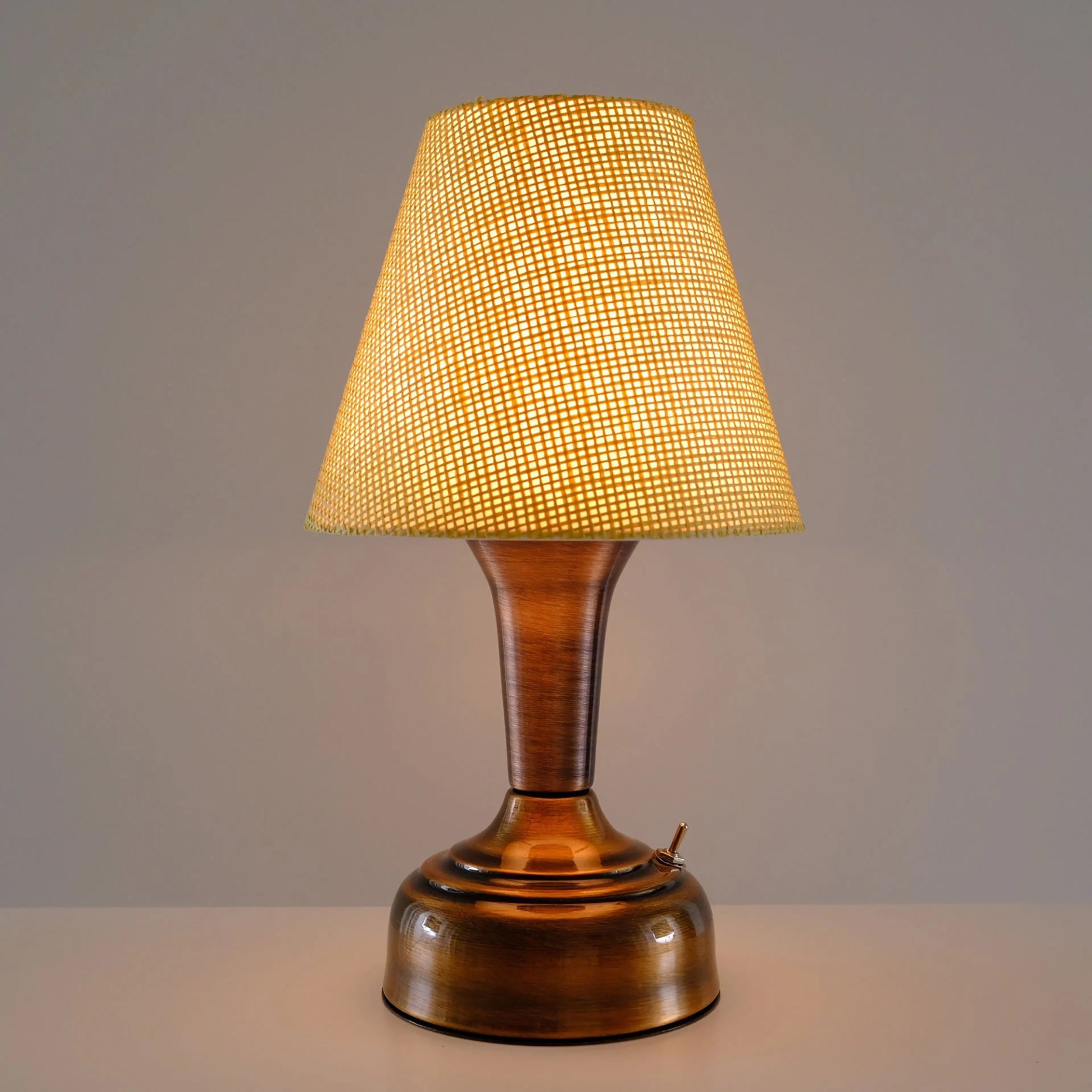 Stylish Retro Battery Operated Wireless LED Table Lamp