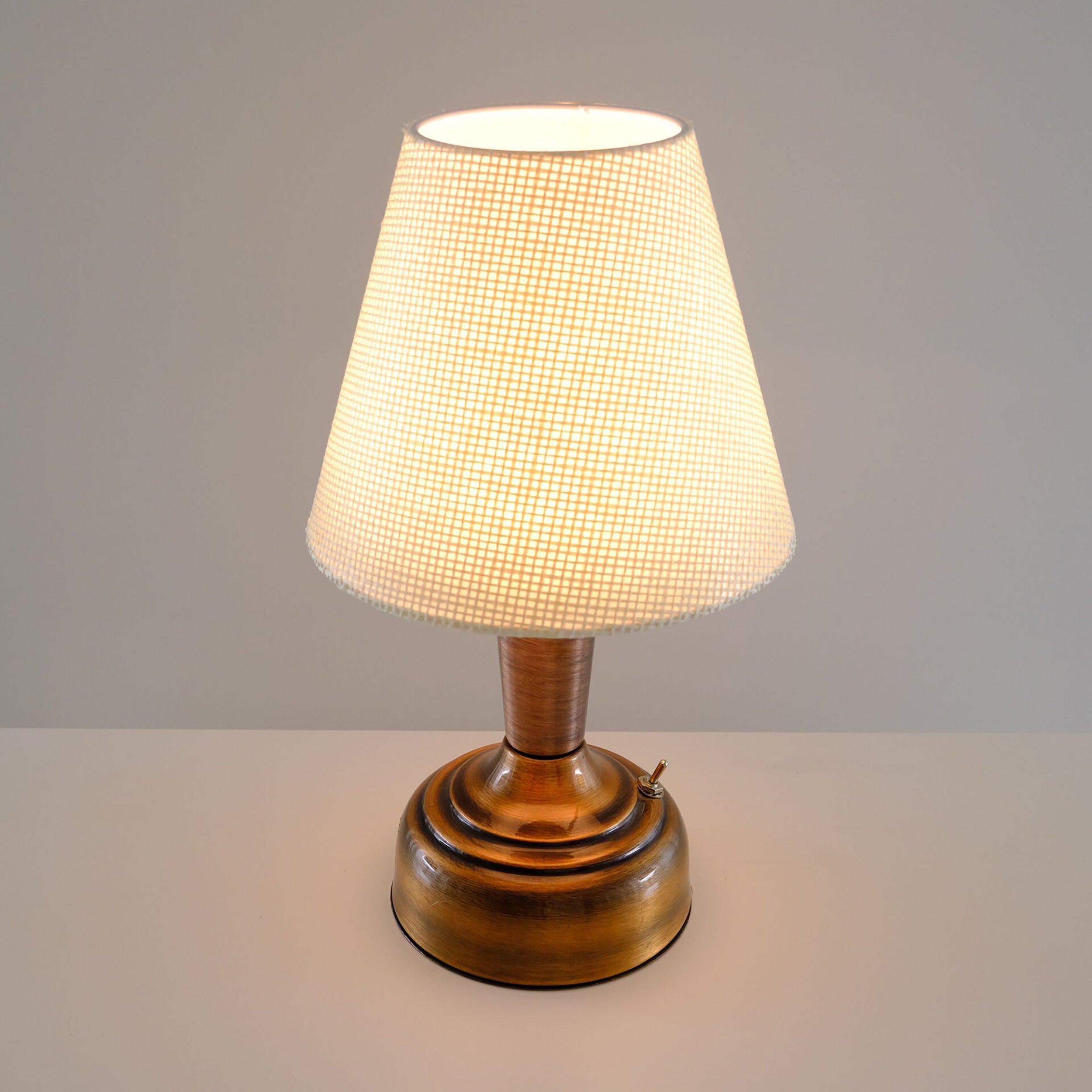 Stylish Retro Battery Operated Wireless LED Table Lamp