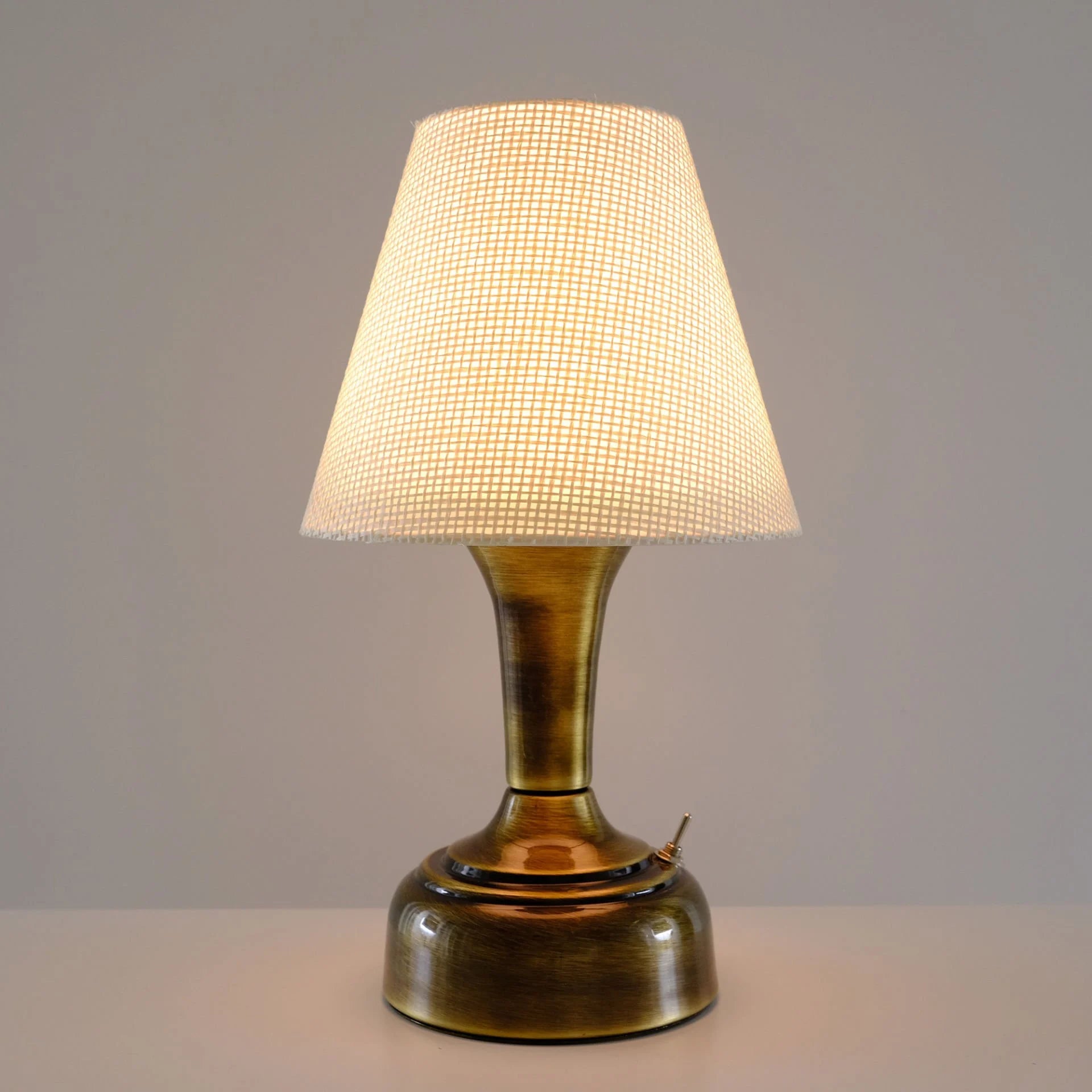 Stylish Retro Battery Operated Wireless LED Table Lamp