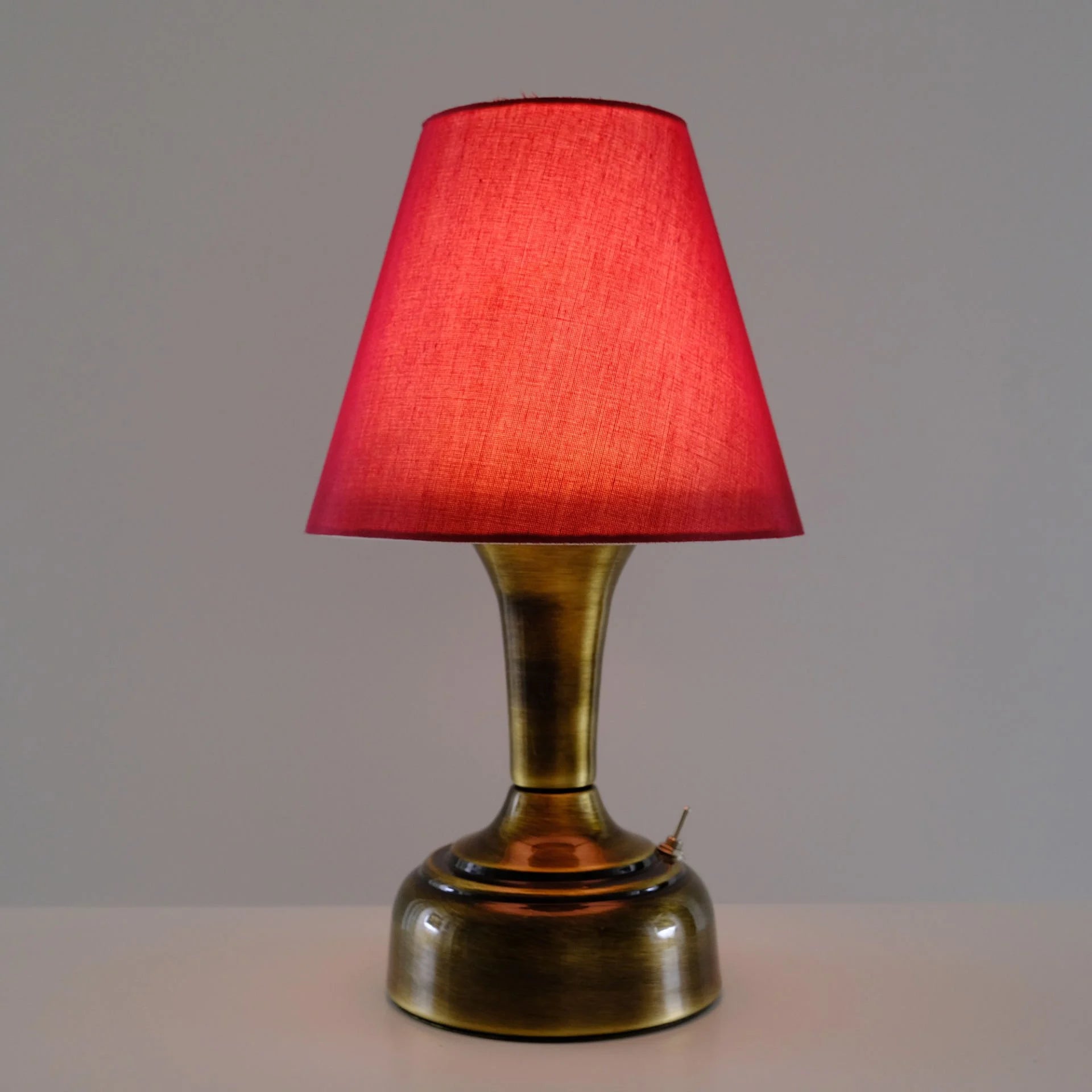 Stylish Retro Battery Operated Wireless LED Table Lamp