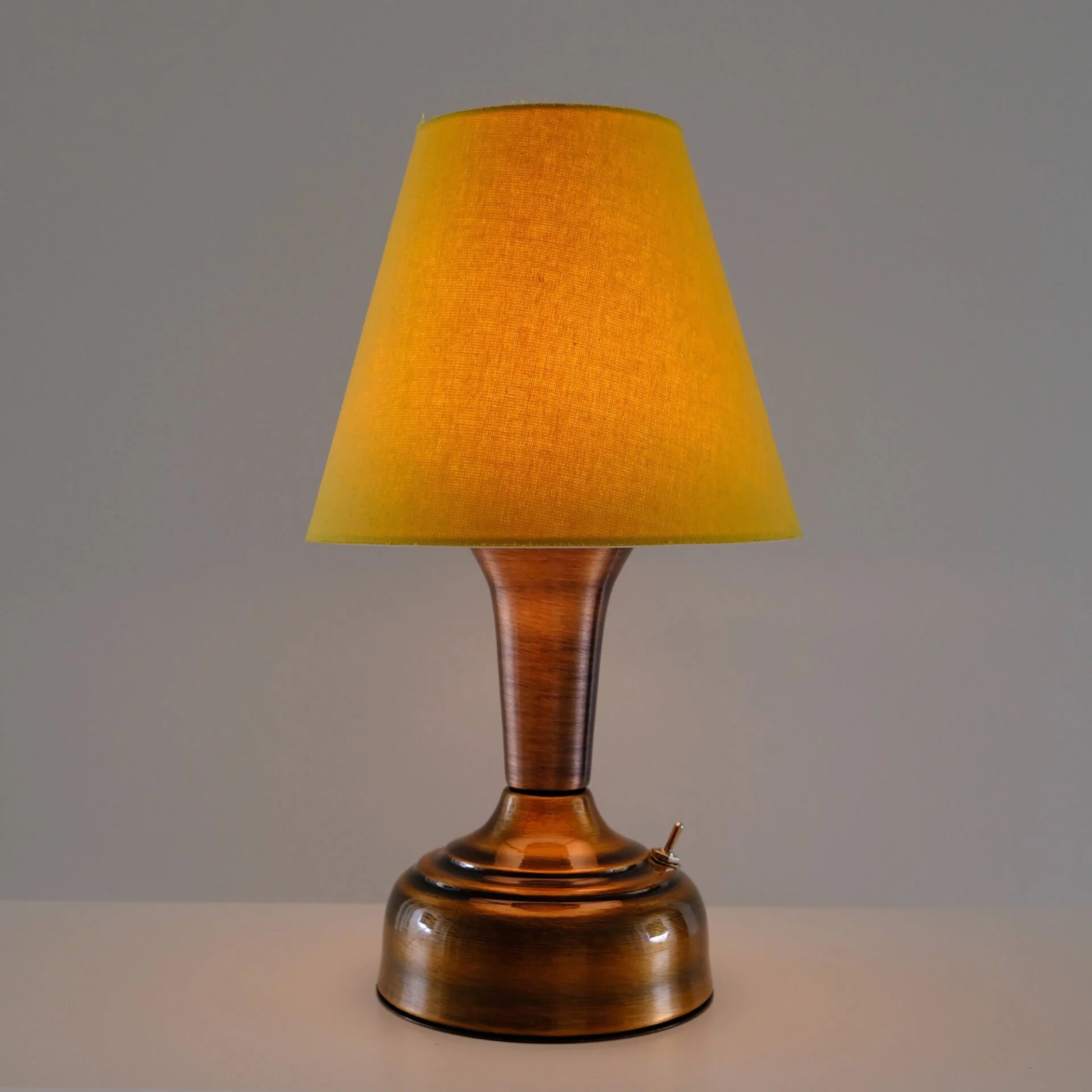 Stylish Retro Battery Operated Wireless LED Table Lamp