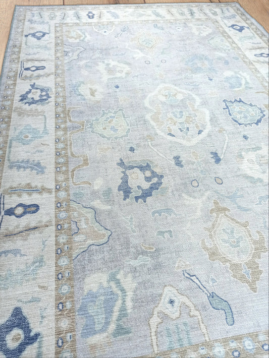 Tapis Oushak moderne gris, nuances de tapis turcs pastel vintage gris doux, motif d'inspiration antique orientale, salon de luxe, chambre à coucher